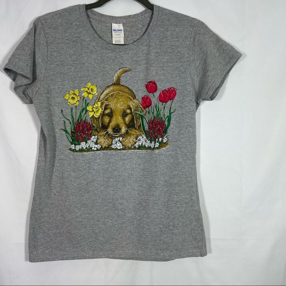 Gildan, Cute Puppy Graphic T-Shirt, Size Medium. In excellent condition!